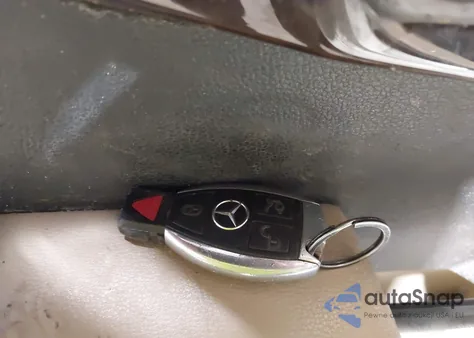 2010 Mercedes-Benz Glk 350 4Matic z USA, uszkodzony, nr VIN WDCGG8HBXAF428195